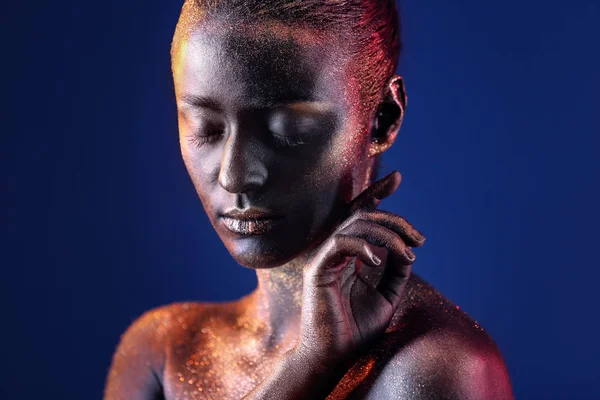 Mulher com tinta escura e brilhos no corpo — Fotografia de Stock