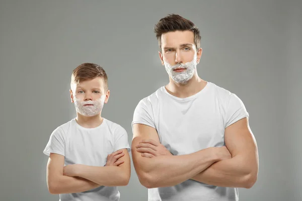 父亲和儿子剃须 — 图库照片
