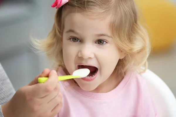 Meisje met yoghurt — Stockfoto