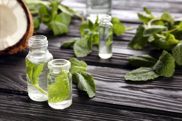 Flaconi di profumo, menta fresca e cocco — Foto Stock