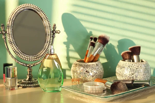 Espelho decorado e cosméticos — Fotografia de Stock