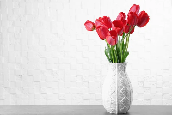 Vase avec de belles fleurs — Photo