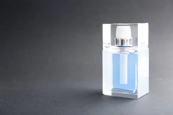 Moderna manlig parfym flaska — Stockfoto