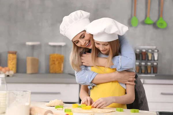 Kobieta i córka gotowanie — Zdjęcie stockowe