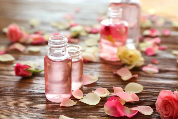 Perfume bottles and roses — Stock Photo, Image