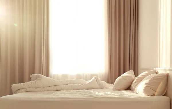 Cómoda cama con almohadas — Foto de Stock