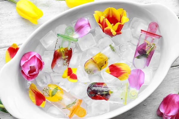 Homemade popsicles with flowers — Stock Photo, Image