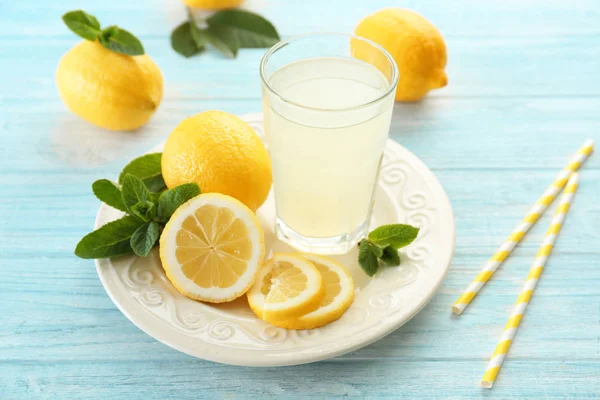 Вкусный лимонный сок в стакане — стоковое фото