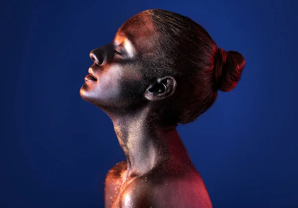 Femeie cu vopsea închisă și străluciri pe corp — Fotografie, imagine de stoc
