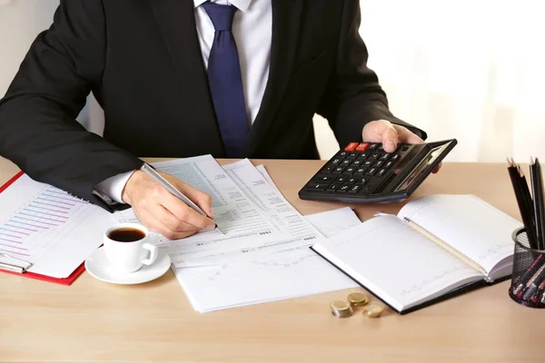 Hombre llenar formulario de declaración de impuestos — Foto de Stock