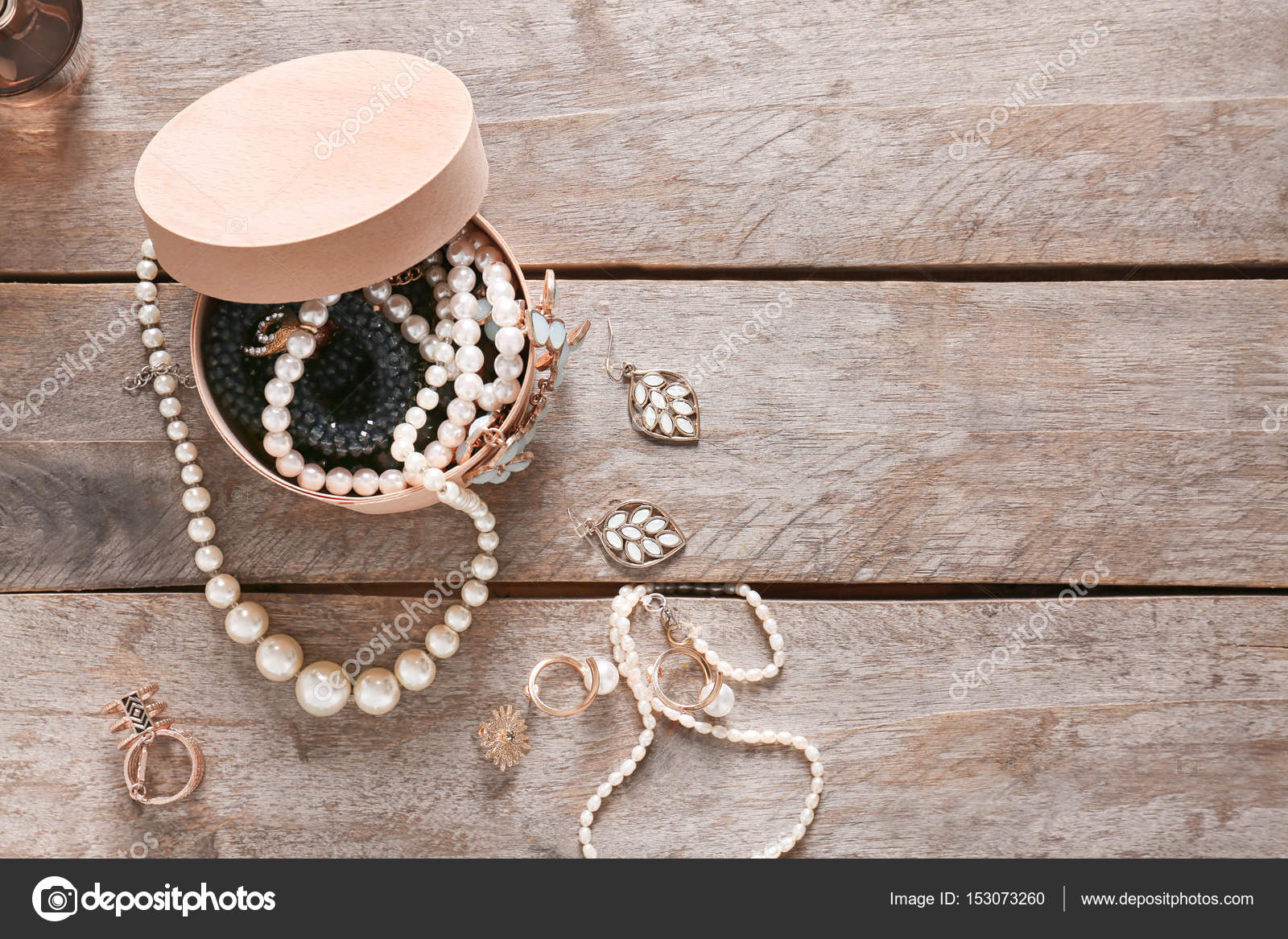 Jewelry accessories in box — Stock Photo © belchonock 153073260