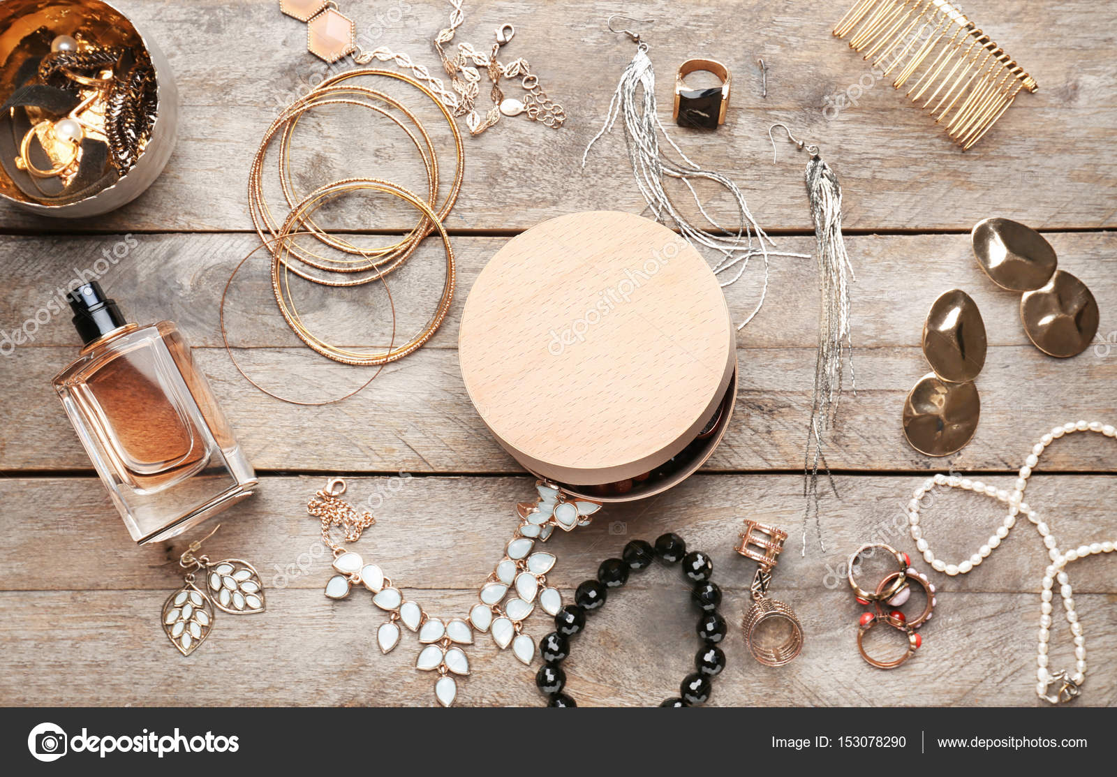 Jewelry accessories in box Stock Photo by ©belchonock 153074986