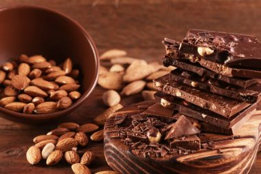 Çikolata yığını ile kesme tahtası