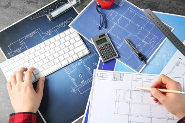 Planları ile çalışan mühendis