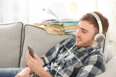 kulaklıklar ile yakışıklı genç