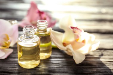 Parfüm şişeleri ve orkide çiçekleri 