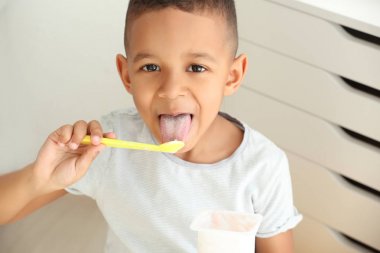Afro-Amerikan çocuk yoğurt yeme