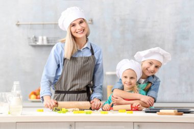 kadın ve kızı mutfakta yemek 