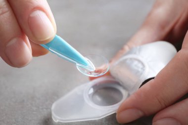 Kontakt lens almak eller 