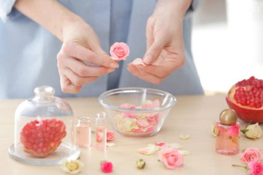 Doğal parfüm yapma kadın  