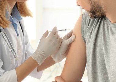 Aşılama kavramı. Kadın doktor telkih genç adam