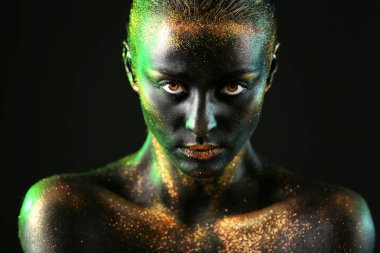 kadın koyu boya ve vücut üzerinde parıldıyor