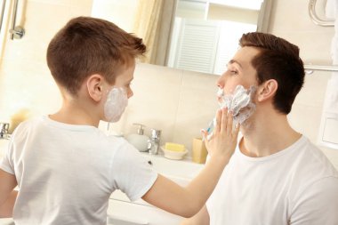 Baba ve oğul tıraş 