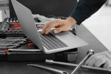 Otomatik mekanik laptop ile çalışma