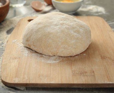 Doğrama kurulu üzerinde çiğ hamur