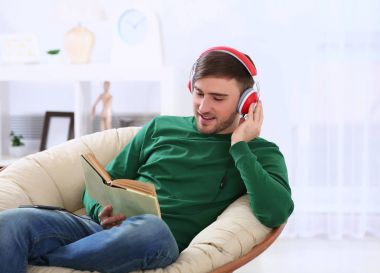 kulaklıklar ile yakışıklı genç