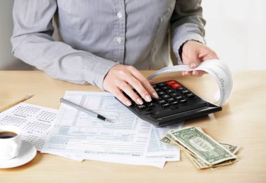 Bill ve hesap makinesi ile eller