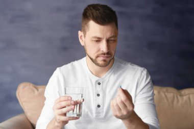 Yakışıklı genç adam alarak hap  