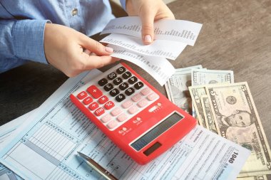 vrouw die werkt met calculator 