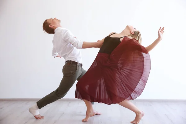 Couple in dance studio — Stock Photo, Image