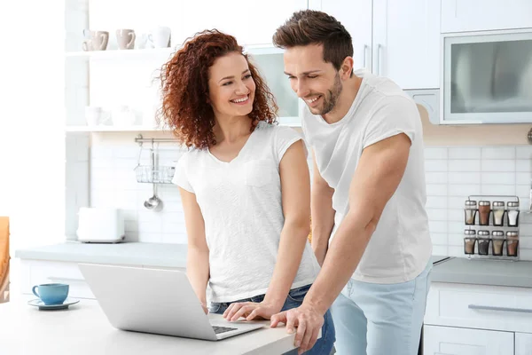 Gelukkige jonge paar met laptop — Stockfoto