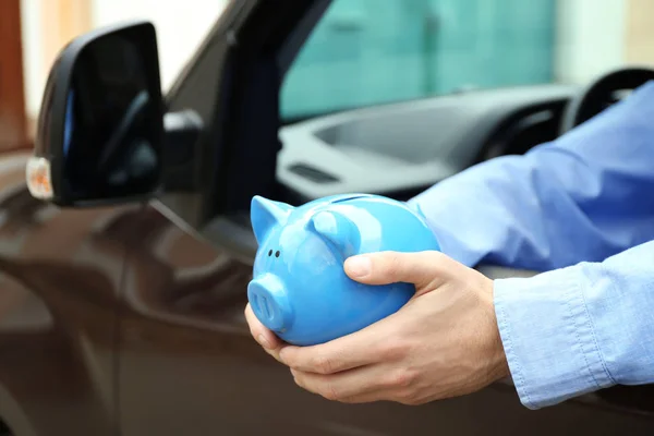 Man holding piggy bank — Stock Photo, Image