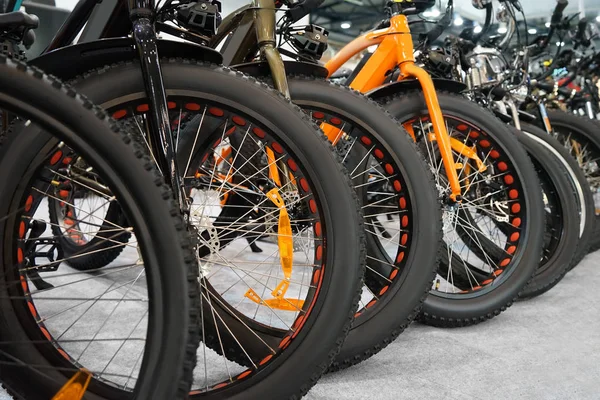 Cykel utställning i showroom — Stockfoto