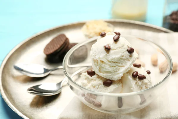 Скляна миска з морозивом — стокове фото