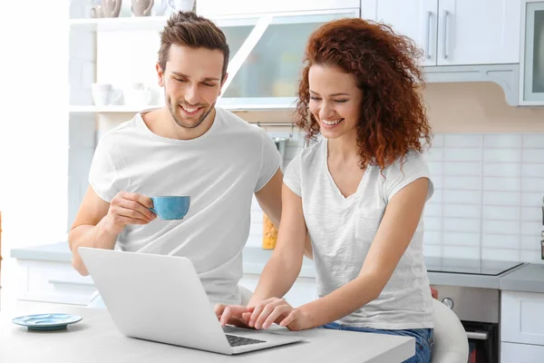 Dizüstü bilgisayar ile mutlu genç Çift — Stok fotoğraf