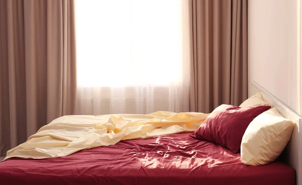 베개로 편안한 침대 — 스톡 사진