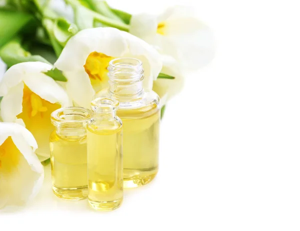 Perfume bottles and tulip flowers — Stock Photo, Image