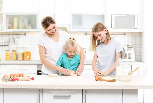 Жінка і дочки готують на кухні — стокове фото