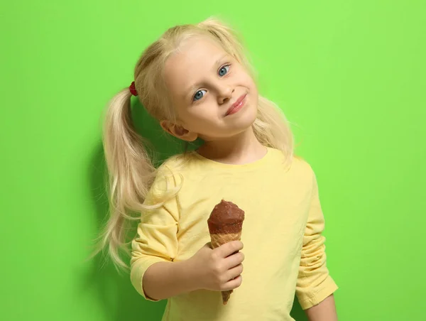 Little girl eating ice cream — Stock Photo, Image