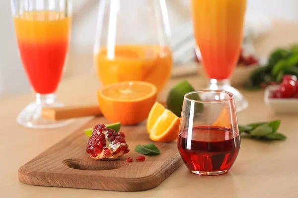 Cocktail Tequila Sunrise com ingredientes — Fotografia de Stock