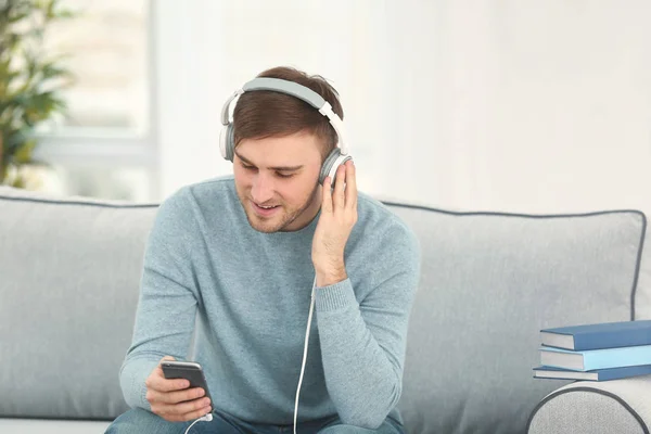 Joven guapo con auriculares —  Fotos de Stock