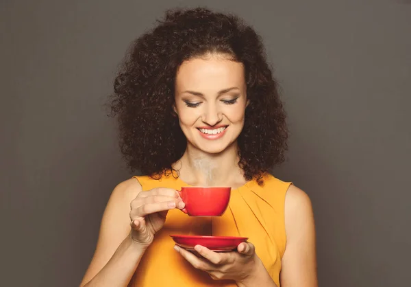 Ung kvinna som håller kopp kaffe — Stockfoto