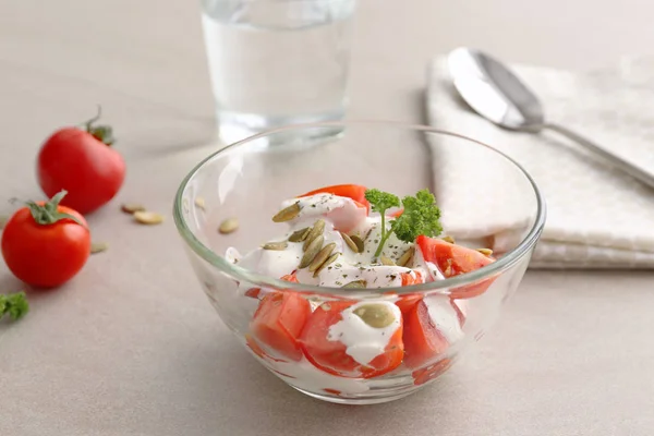 Composition avec yaourt savoureux et tomates — Photo