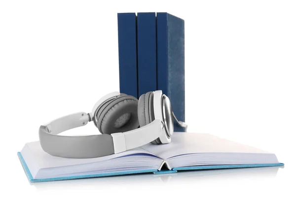 Hromadu knih a sluchátka na bílém pozadí — Stock fotografie