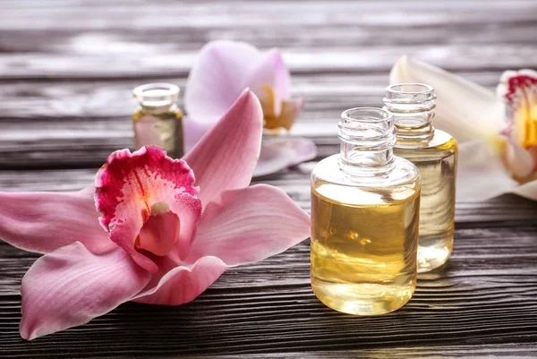 Frascos de perfume e flores de orquídeas — Fotografia de Stock