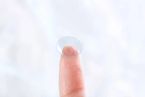 Contact lens op vinger — Stockfoto